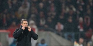 Nach der 0:1-Niederlage in Köln enttäuscht: Wolfsburgs Coach Daniel Bauer (r). 