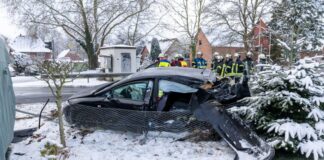 Auto kollidiert mit Zug – verletzter Fahrer läuft weg Das Unfallfahrzeug lag stark zerstört in einem Zaun.