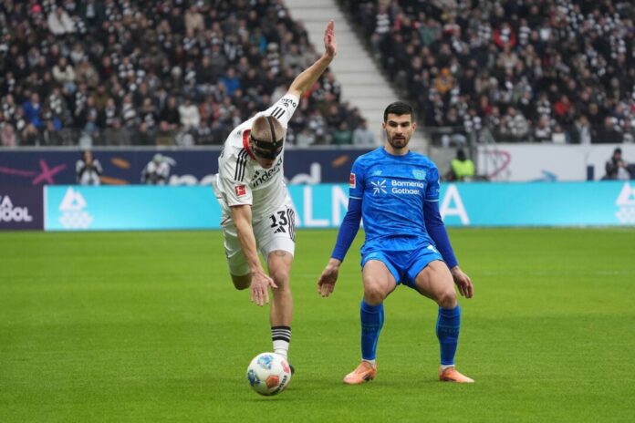 Eintracht Frankfurt - Bayer Leverkusen Eintracht Frankfurt und Rasmus Kristensen (l) sind weiter am Straucheln.