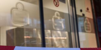 Beute in Gelsenkirchen könnte über 100 Millionen Euro liegen Ein Absperrband der Polizei hängt vor der Filiale der Sparkasse, deren Schließfächer ausgeräumt wurden