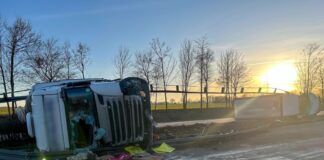 Lkw kippt über Mittelleitplanke – A44 vorübergehend gesperrt Wegen eines Unfalls ist die A44 Richtung Kassel gesperrt.