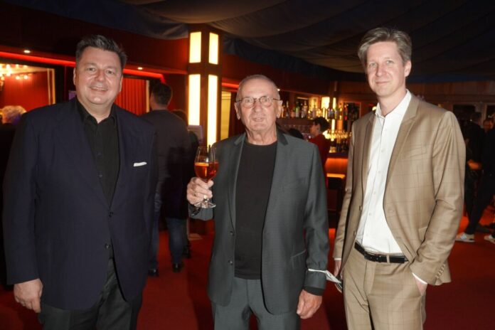 Uraufführung "Mein Grand Prix" mit Pasquale Aleardi Holger Klotzbach (mitte), Gründer des Tipi am Kanzleramt - hier bei einer Uraufführung zwischen den früheren Senatoren Andreas Geisel und David Wesener -, ist am Freitag gestorben. (Archivbild)