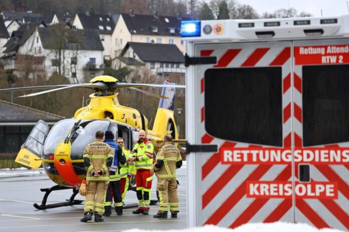 Prozess um eingesperrtes Mädchen erneut vertagt Ein Rettungshubschrauber brachte die schwer verletzte Frau in eine Klinik.