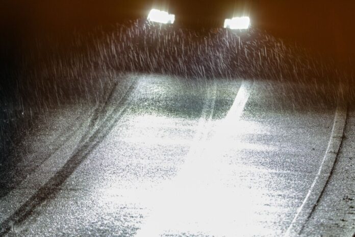 Winterwetter in Nordrhein-Westfalen Der Regen auf den eiskalten Böden führt in Teilen Nordrhein-Westfalens zu Verkehrsbehinderungen.