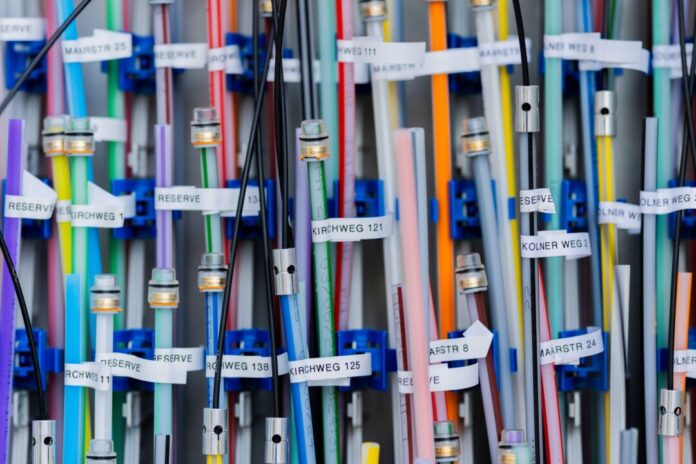 Glasfaser Der Bau von Glasfaserleitungen kann von wenigen Wochen bis zu mehr als einem Jahr dauern. (Archivbild)