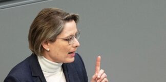 Hubig will heimliches Filmen in Saunen strafbar machen Bundesjustizministerin Stefanie Hubig will klare Regeln gegen Spanner-Fotos (Archivbild).