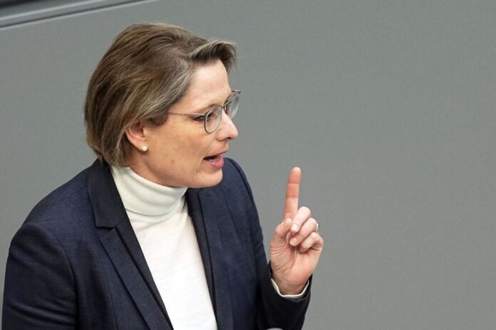 Justizministerin Stefanie Hubig Bundesjustizministerin Stefanie Hubig will klare Regeln gegen Spanner-Fotos (Archivbild).
