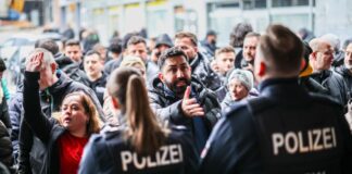 Sparkassen-Einbruch: Polizei vernimmt Tausende Opfer Aufgebrachte Kunden diskutieren vor der Sparkassenfiliale mit Polizeibeamten (Archivfoto)