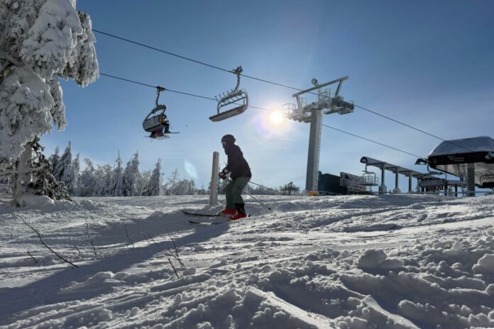 Vor dem Start in zweite Hochsaison im Sauerland Dicke Schneepolster auf den Pisten: Die Skibedingungen im Sauerland bleiben auch im Februar gut. (Archivfoto)