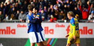 1:0 gegen Paderborn: Kiels Steven Skrzybski (M) jubelt über seinen Treffer mit Teamkollege Phil Harres (l).