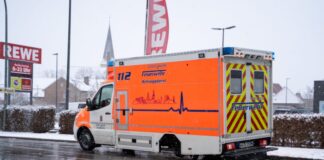 Rettungswagen verliert Räder während Einsatzfahrt Trotz des Radverlusts ist der Rettungswagen unfallfrei zum Stehen gekommen.