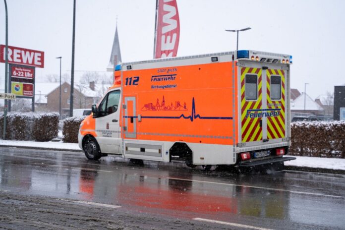 Rettungswagen verliert Rad während der Fahrt Trotz des Radverlusts ist der Rettungswagen unfallfrei zum Stehen gekommen.