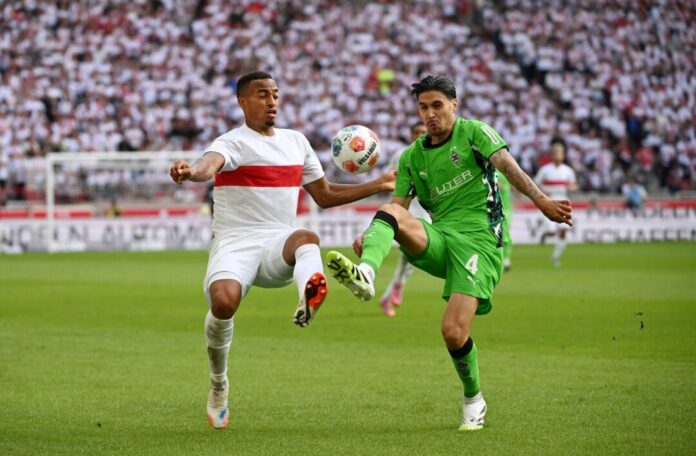 Kevin Diks (r) Fällt im Rückspiel gegen Stuttgart aus: Gladbachs Kevin Diks (r). (Archivbild)