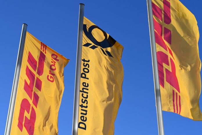Post-Fahne mit Posthorn Die Deutsche Post gehört zum globalen Logistker DHL.