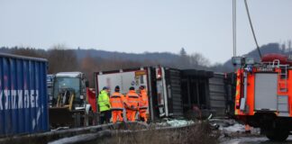 Ein Toter bei schwerem Lastwagenunfall auf der A2 Ein mit Gemüse beladener Laster ist nach einem Unfall auf die Mittelleitplanke der A2 gestürzt.