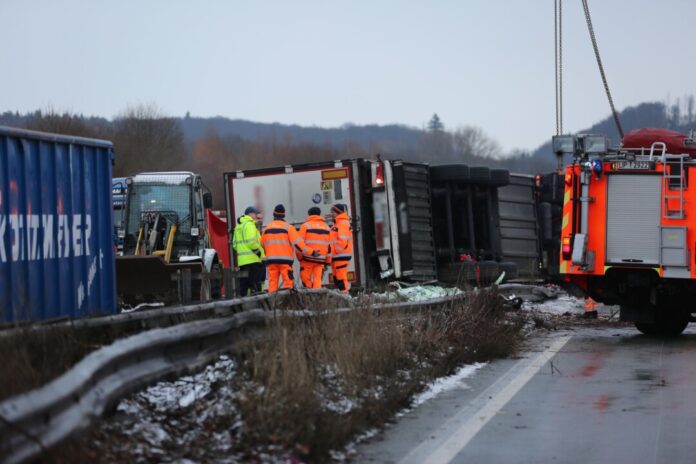 A2 nach schwerem Lastwagenunfall gesperrt - ein Toter Ein mit Gemüse beladener Laster ist nach einem Unfall auf die Mittelleitplanke der A2 gestürzt.