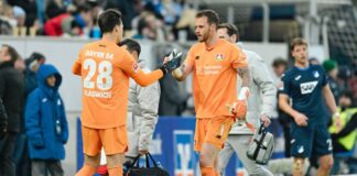 Mark Flekken (r) musste im Spiel bei der TSG Hoffenheim ausgewechselt werden.