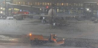 Winterwetter führt zu Verspätungen an Flughäfen Am Düsseldorfer Flughafen hatte der Winterdienst am Wochenende einiges zu tun.