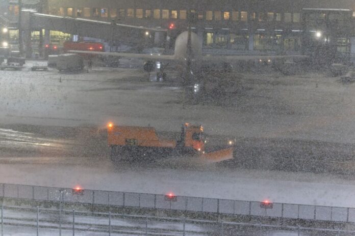 Winterwetter führt zu Verspätungen an Flughäfen - Düsseldorf Am Düsseldorfer Flughafen hatte der Winterdienst am Wochenende einiges zu tun.