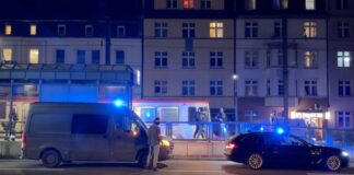 SEK-Einsätze in Dortmund Polizisten holen in Dortmund zwei Verdächtige aus einer Stadtbahn.