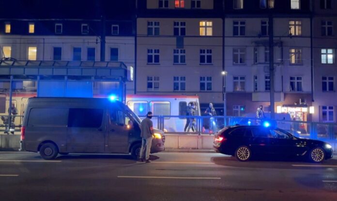 SEK-Einsätze in Dortmund Polizisten holen in Dortmund zwei Verdächtige aus einer Stadtbahn.