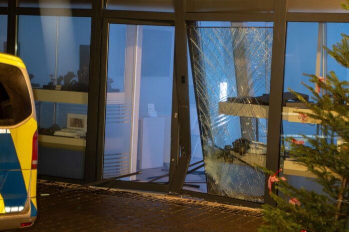 Einbruch bei Ahlener Juwelier Die Polizei sucht nach den Tätern.