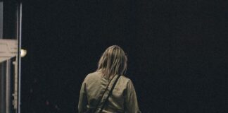 Hildener Piraten fordern Gutscheine für sichere Heimwege von Frauen Eine Frau ist bei Dunkelheit unterwegs. Foto: pixabay