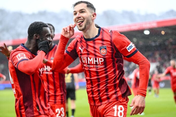 1. FC Heidenheim - 1. FC Köln Marvin Pieringer brachte mit seinem Traumtor auch seine Mitspieler zum Staunen.
