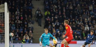 2:2 zwischen Bielefeld und Kiel: Beide Serien gehen weiter Bielefelds Leon Schneider grätscht den Ball zum 0:1 ins eigene Tor.