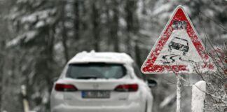 Schnee und Glätte: Zahlreiche Unfälle und Sperrungen in NRW Autofahrer in NRW müssen am Wochenende vielerorts mit glatten Straßen rechnen.