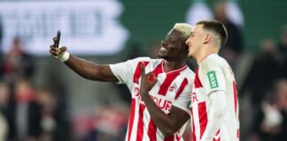 Kwasniok sieht in Ache neuen Hoffnungsträger Die FC-Profis Ache und El Mala feiern das Ende der Kölner Negativserie. (Archivbild)