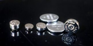 Knopfzellen: Unterschätztes Risiko für Kinder im Haushalt Gefahr für den Nachwuchs: Bleibt eine Knopfzelle beim Verschlucken in der Speiseröhre stecken, kann dies zu schweren Verätzungen führen. (Symbolbild)