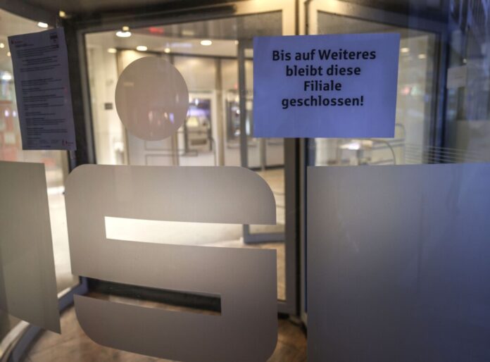Sparkasse Gelsenkirchen-Buer Ein Zettel mit der Aufschrift «Bis auf Weiteres bleibt diese Filiale geschlossen» hängt am Eingang der Sparkassen-Filiale Gelsenkirchen-Buer.
