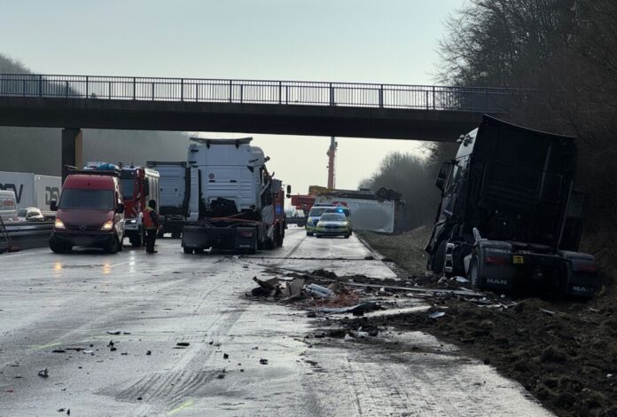 Unfallserie auf der A44 Unfallserie auf der A44 am Freitagfrüh - am Samstag blieb es trotz Glatteiswarnung vorerst ruhig auf den Straßen