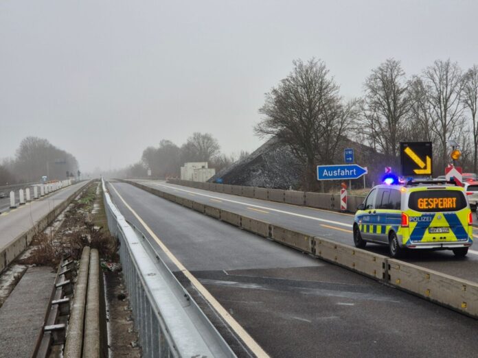 Bombenfund Köln -Autobahn gesperrt Wie lange die Sperrung andauern wird, war zunächst unklar.