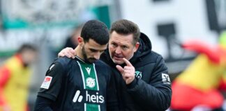 96-Trainer Titz wünscht sich Auszeiten wie im Handball Trainer Christian Titz (r, Hannover 96) spricht bei der Einwechslung mit Waniss Taïbi (Hannover 96).
