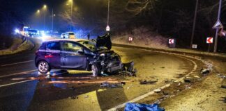 Autos stoßen frontal zusammen – mehrere Schwerverletzte Bei dem Unfall wurden drei Menschen schwer verletzt.