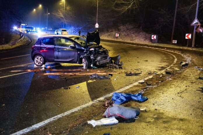 Schwerer Verkehrsunfall in Solingen Bei dem Unfall wurden drei Menschen schwer verletzt.