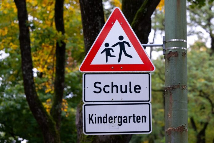 Ein Schild weist auf eine Schule hin. Das Schulministerium in NRW verweist angesichts von angekündigten Warnstreiks im Nahverkehr auf die Schulpflicht. (Symbolbild)