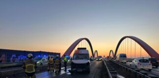 Massenkarambolage auf glatter A42 – 19 Autos kollidieren Auf einer eisglatten Brücke krachten zahlreiche Autos ineinander.