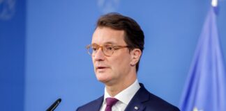 SPD: Kein «geräuschloses Regieren» der Wüst-Regierung mehr NRW-Ministerpräsident Hendrik Wüst (CDU) muss ein gutes Jahr vor der Landtagswahl sein Kabinett umbilden.