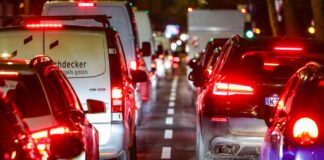 NRW ist «Staukönig» – Opposition wirft Wüst Versagen vor Pendler in NRW verlieren laut Verkehrsindex immer mehr Zeit im Stau. (Symbolbild)