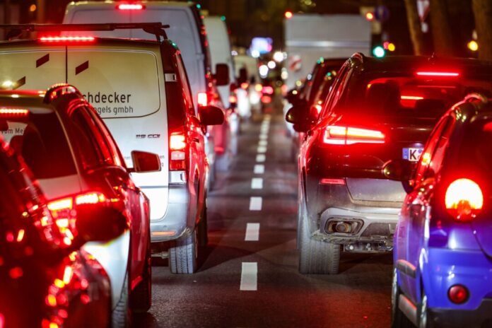 TomTom Traffic Index - jährliche Untersuchung der Verkehrstaus i Pendler in NRW verlieren laut Verkehrsindex immer mehr Zeit im Stau. (Symbolbild)