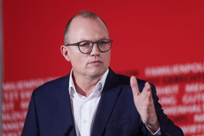 Pressekonferenz SPD Nordrhein-Westfalen zu Vorstandsklausur Jochen Ott, der designierte Spitzenkandidat der NRW-SPD für die Landtagswahl 2027, strebt einen tiefgreifenden Umbau des Schulsystems an.