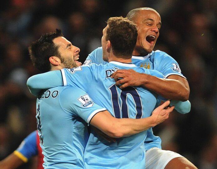 Edin Dzeko und Vincent Kompany Waren Teamkollegen bei Manchester City: Bayern-Coach Kompany (r) und der Neu-Schalker Dzeko (M). (Archivbild)