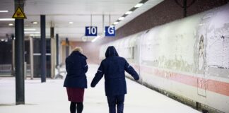 Bahnverkehr im Norden eingestellt – Auswirkungen in NRW Zwei Bahn-Mitarbeiterinnen laufen am frühen Morgen über den Hauptbahnhof Hannover.
