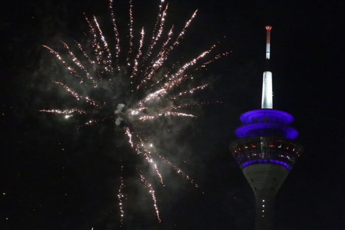 Ruhiges Silvester in NRW erwartet In der Silvesternacht sind in Nordrhein-Westfalen 22 Polizistinnen und Polizisten leicht verletzt worden. (Symbolbild)