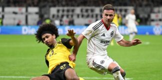 Frankfurt und Dortmund eröffnen das Bundesliga-Jahr 2026 Treffen am Freitagabend erneut aufeinander: Frankfurts Mario Götze (r) und Dortmunds Karim Adeyemi (l). (Archivbild)
