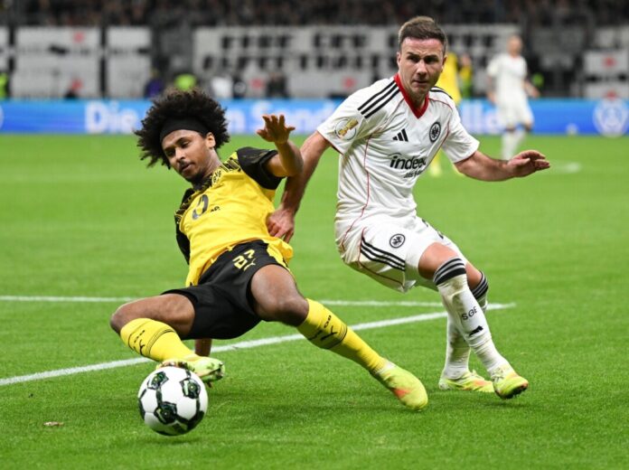 Eintracht Frankfurt - Borussia Dortmund Treffen am Freitagabend erneut aufeinander: Frankfurts Mario Götze (r) und Dortmunds Karim Adeyemi (l). (Archivbild)