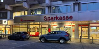 Nach dem Millionen-Coup in Gelsenkirchen hat die Polizei die Bank akribisch durchsucht. (Archivbild)